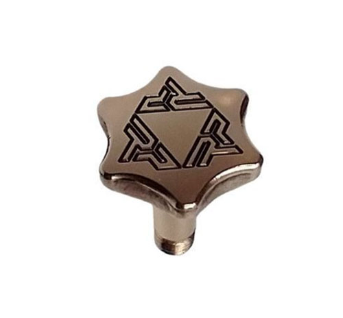 Ulepsz swoją strzelbę Rossi 95 dzięki wysokiej jakości śrubie taktycznej z polerowanego aluminium brązu, trwałej, precyzyjnej i łatwej w użyciu.